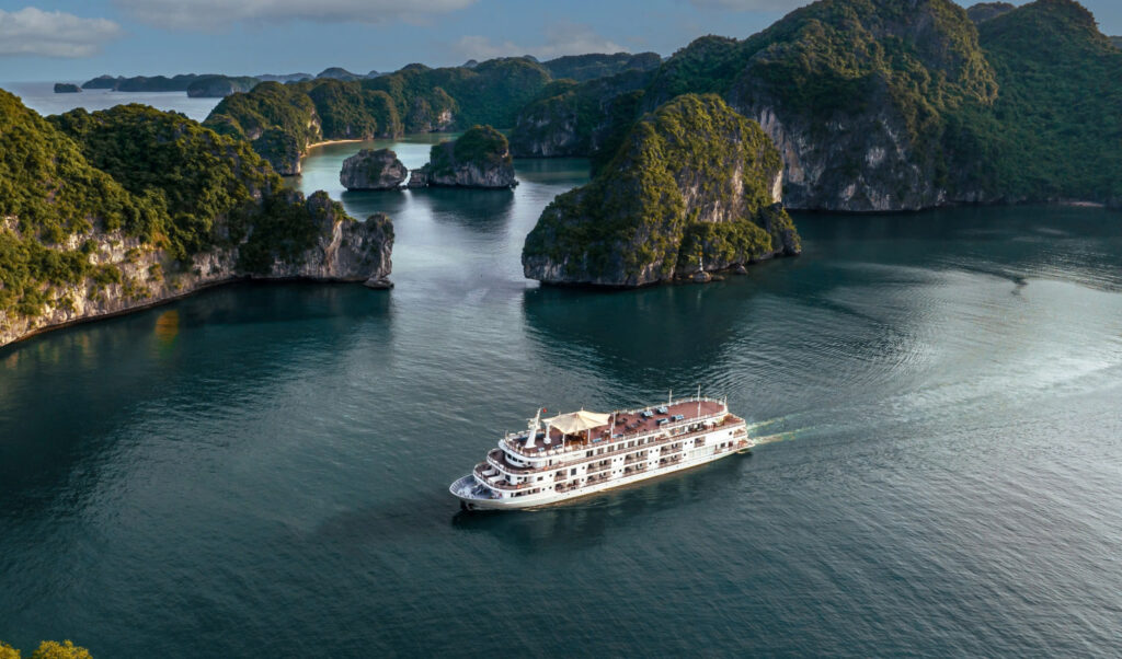 a cruise in lan ha bay, large view